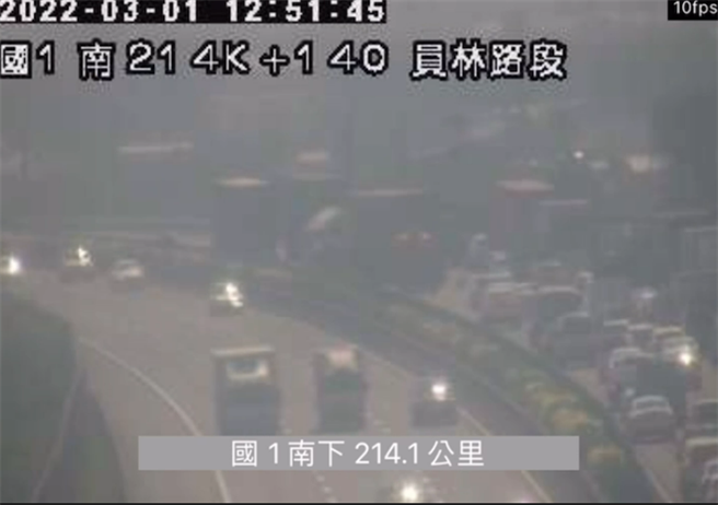 国道1联结车擦撞，1车翻覆「折甘蔗」横躺，车流狂塞3公里。(记者爆料网提供)