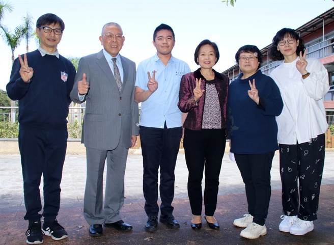 东山高中许华翔（左三）取得满级分，高中导师洪庆良（左一）、董事长陈金发（左二） 、校长陈丽美 （右三）、国中导师林梅芬（右二）和刘妃郡（右一）一起为许生祝贺。（东山高中提供／游念育台北传真）