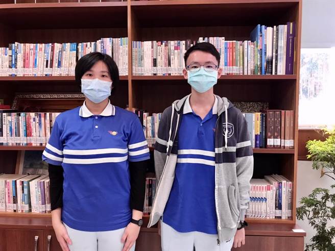 台中市明道中学学生杨咏安（左）、康嘉庆在学测都达满级分的好成绩。（明道中学提供／卢金足台中传真）