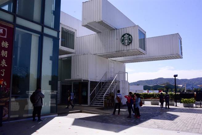 台开花莲新天堂乐园旁货柜星巴克咖啡店，今仍营业中。（王志伟摄）
