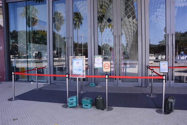 花莲新天堂乐园今大门紧闭，但没有张贴任何停业公告，由保全人员控管进出人员。（王志伟摄）