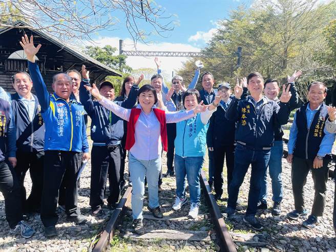 立委杨琼璎今天邀集台铁局与台中、苗栗县市政府共同会勘，3方取得共识，将朝「铁道復驶、铁马先行」方向推动。（陈世宗摄）