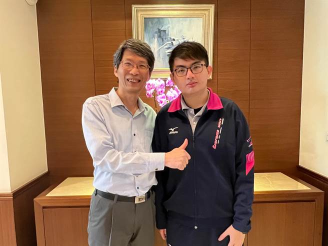 二信高中三年级学生张崴杰（右）今年学测考取「国英数A自」4科组合满级分，与校长林立（左）合影。（陈彩玲摄）