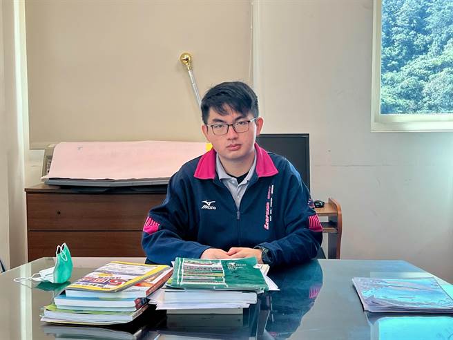 二信高中三年级学生张崴杰放弃建中科学班榜首，今年学测考取「国英数A自」4科组合满级分。（陈彩玲摄）