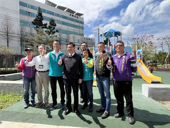桃園市長鄭文燦視察大安果樹公園遊戲場改善工程。（陳夢茹攝）