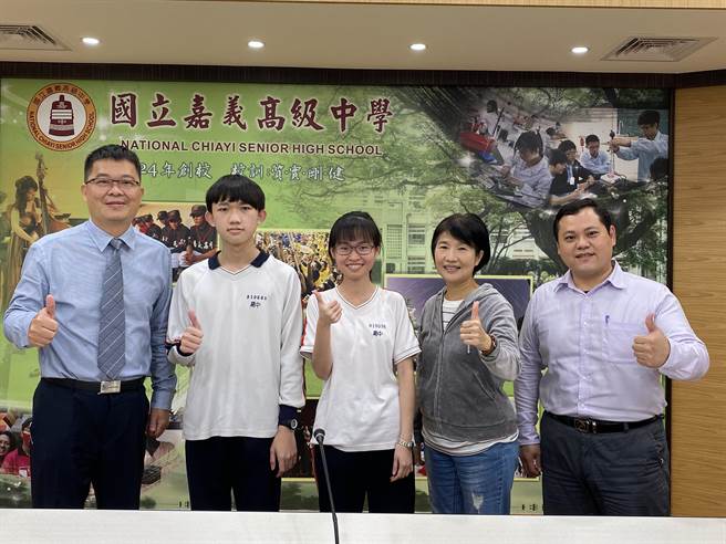 嘉中学生许翃睿、吴惠雯大学学测满级分，校长陈元泰、导师陈惠璋及教务主任张威杰称讚。（廖素慧摄）