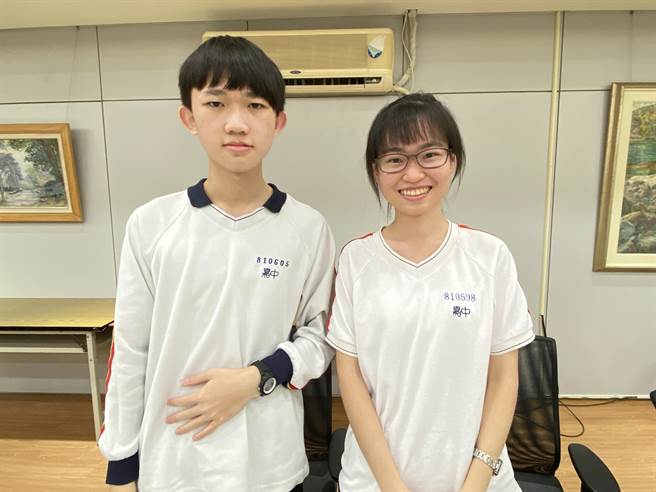 嘉中学生许翃睿、吴惠雯大学学测满级分。（廖素慧摄）