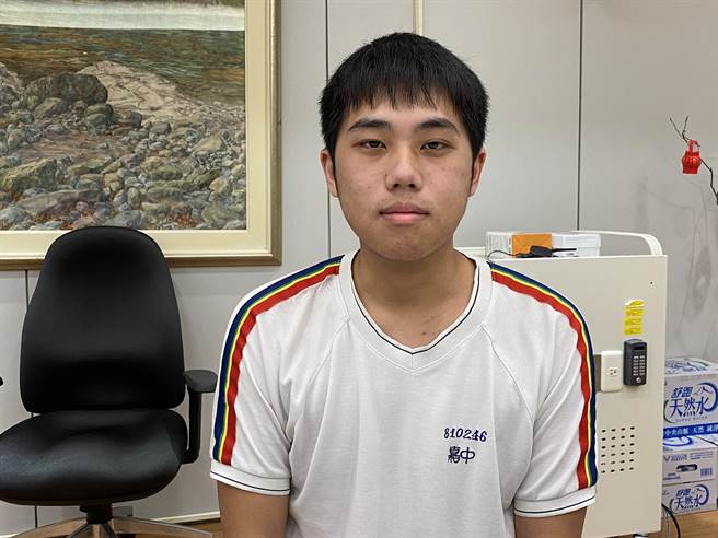 嘉中普通班戴瑞哲成绩优异，经常拿奖学金，今年录取台大电机系。（廖素慧摄）