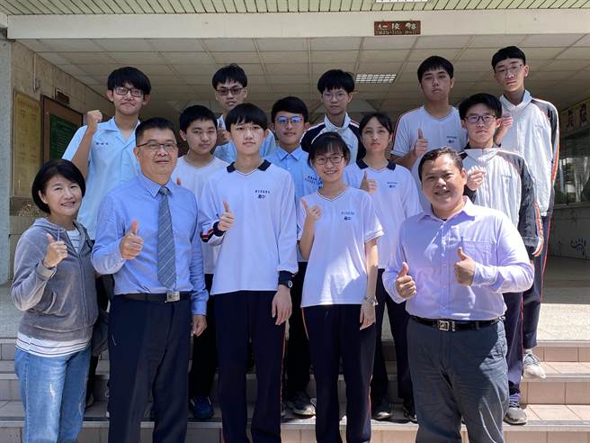 嘉中多名学生以特殊选才、希望入学等多管道录取各国立大学，师生欣喜。（廖素慧摄）