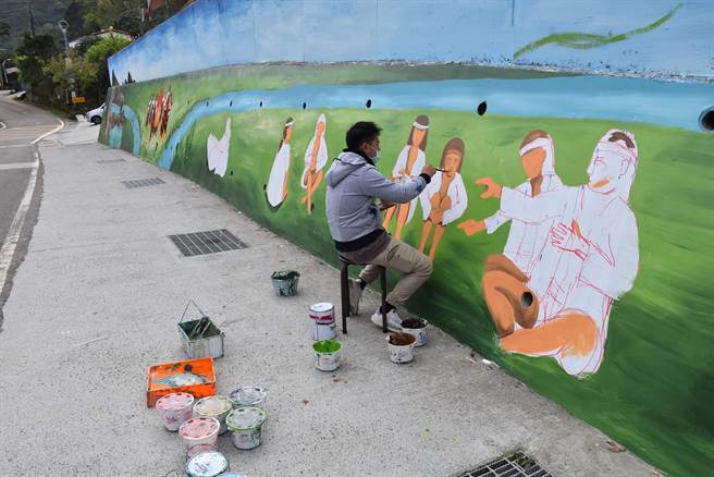 出生苗栗市的新世代畫家謝松志費了2個月時間替泰安部落彩繪，目前已近完工。（謝明俊攝）