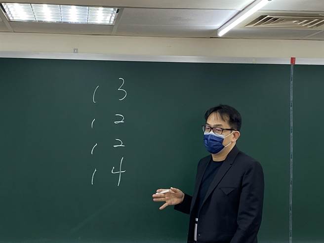 升学专家刘骏豪解析今年学测成绩。（林志成摄）