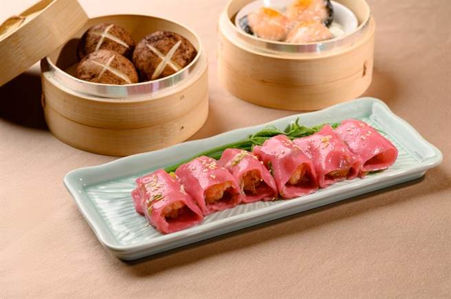 新竹喜来登中厨团队首创「春风得意肠」以甜脆鲜虾包裹油条再包上滑嫩肠粉皮。（新竹喜来登提供／罗浚滨新竹传真）