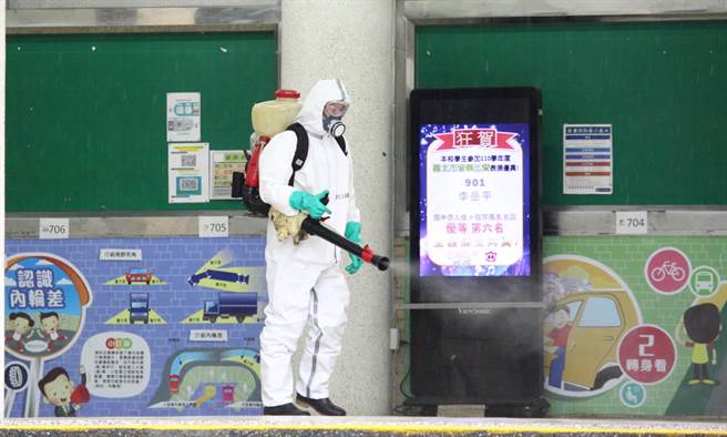 桃园米迪幼儿园至少已爆出4波感染，传进桃园3所国小。图为校园清消。（资料照 张铠乙摄）