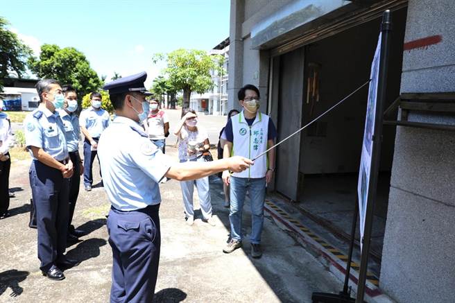 民进党立委邱志伟（右）争取在冈山航校介寿校区设立幼儿园。（邱志伟服务处提供／林瑞益高雄传真）
