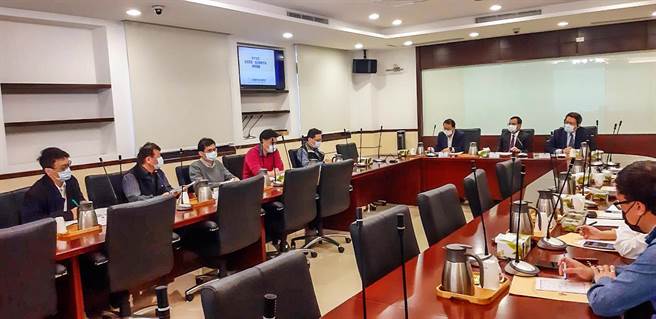 新竹地检署检察长郭永发（中）召开「新竹地区肃清黑帮、枪枝精进作为策略会议」，誓言扫荡黑枪打击暴力。（新竹地检署提供／罗浚滨新竹传真）