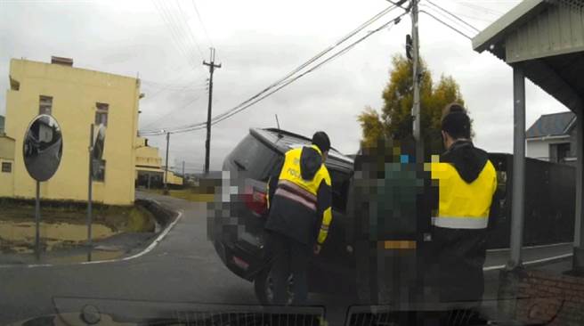 员警和热心民眾一起将车辆抬起。（翻摄照片／李京升苗栗传真）