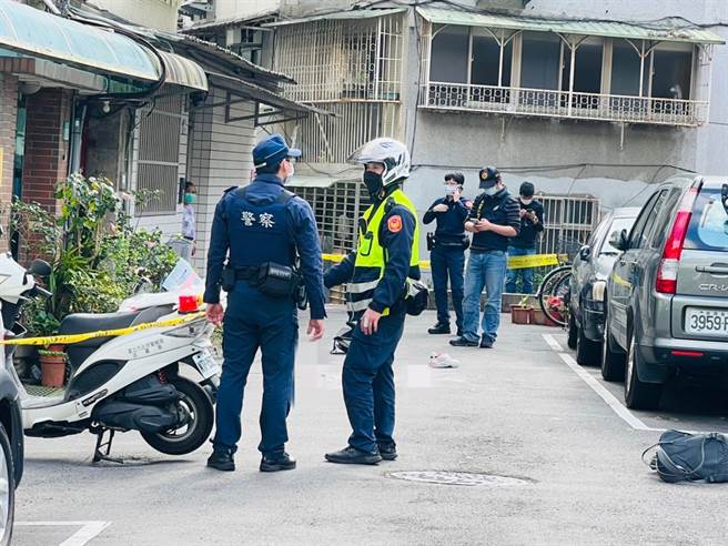 北市情侣凶杀，女子持菜刀砍男友后自戕，男命危急救。(李文正翻摄)