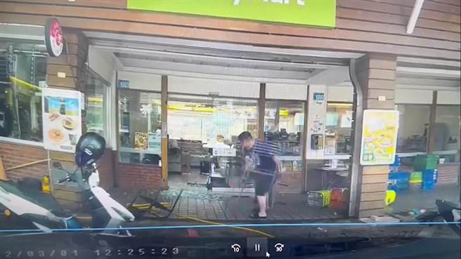 張男持椅子砸毀超商玻璃門。（民眾提供）