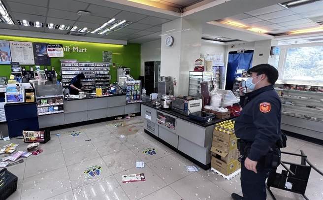 張男砸毀超商店內物品及玻璃門。（民眾提供）