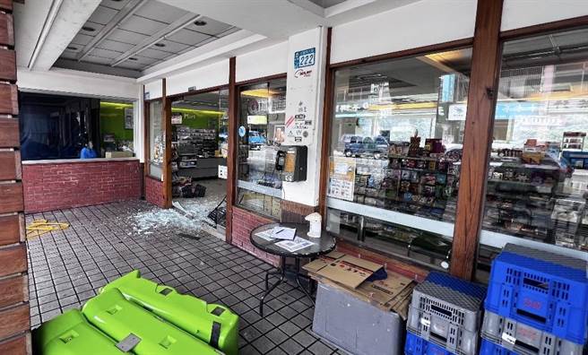 張男砸毀超商店內物品及玻璃門。（民眾提供）