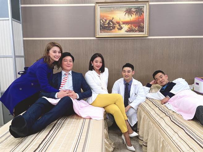 《黃金歲月》左起苗真、王燦、賴慧如、潘柏希、江俊翰體驗分娩陣痛。（民視提供）