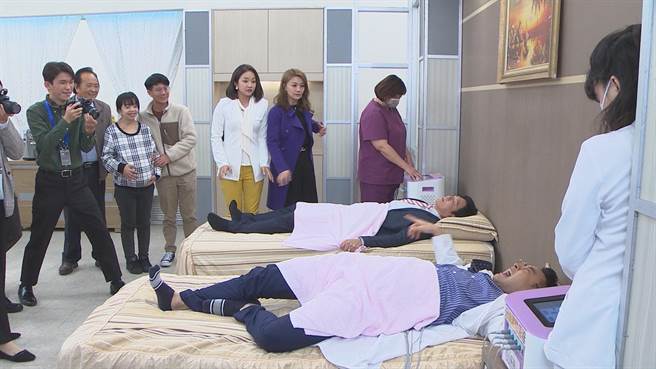 王燦及潘柏希接受「分娩陣痛體驗」，痛到放聲大叫。（民視提供）
