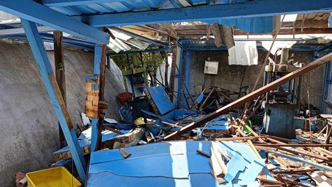 嘉义县东石乡爆竹工厂「永丰爆竹烟火」工厂今下午1点多，惊传闪燃爆炸意外，厂房严重受损。（嘉义县消防局提供∕吕妍庭嘉义传真）