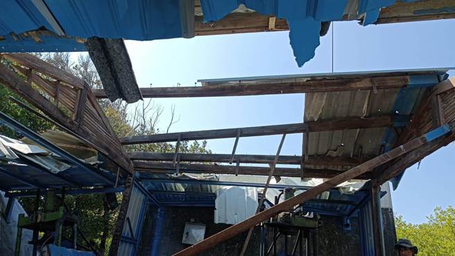 嘉义县东石乡爆竹工厂「永丰爆竹烟火」工厂今下午1点多，惊传闪燃爆炸意外，厂房严重受损。（嘉义县消防局提供∕吕妍庭嘉义传真）