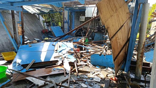 嘉义县东石乡爆竹工厂「永丰爆竹烟火」工厂今下午1点多，惊传闪燃爆炸意外，厂房严重受损。（嘉义县消防局提供∕吕妍庭嘉义传真）