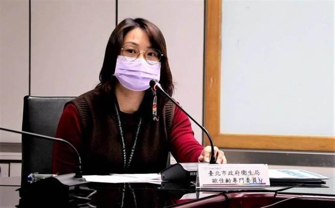 北市衛生局專委歐佳齡指出，個案出現喉嚨痛不舒服等狀況，沒有明顯症狀，中央判定發病日為2月18日。（北市衛生局提供／游念育台北傳真）
