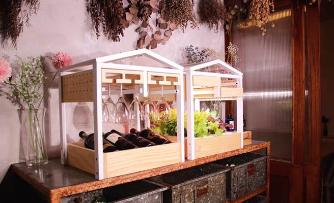 瑞康屋与佳能推出室内蔬菜制造机，可变身为酒柜餐具柜增点智能家居氛围。（瑞康屋提供） 