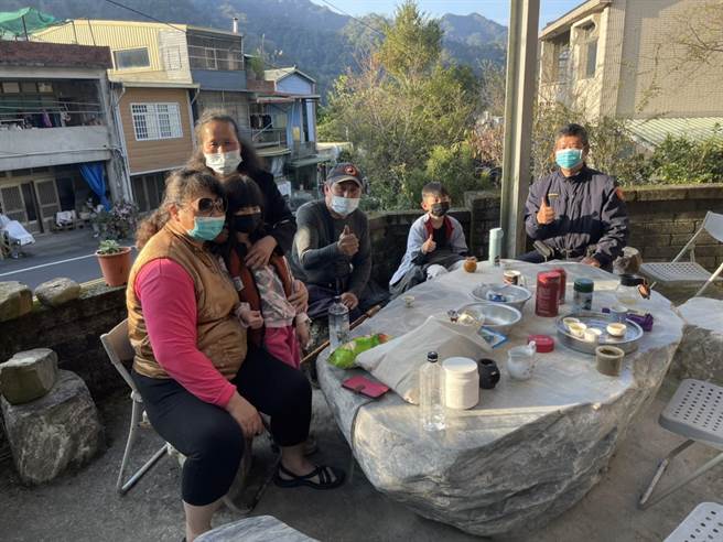 台中周姓市民駕車在苗栗縣獅潭鄉泰安聯絡道拋錨，蓬萊所員警趕往協助將民眾載回派出所。（頭份警分局提供／謝明俊苗栗傳真）