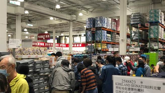 一名男网友表示，昨日下午到新庄好市多购物，发现民眾疯抢法国品牌的防水皮靴，「大家为找尺寸抢到快打起来了」。（图／翻摄自COSTCO好市多 商品消费心得分享区）