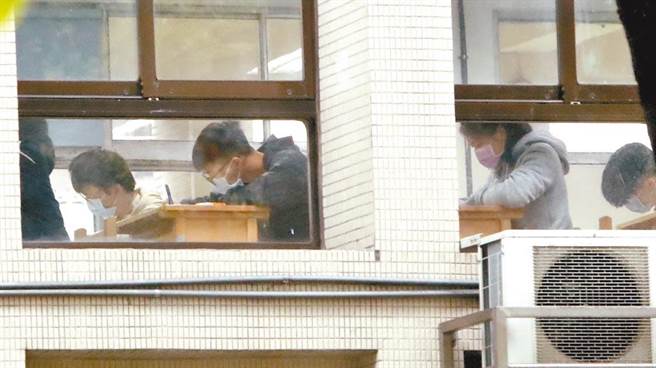 大学学测成绩今（1）日出炉。图为学测考生努力答题。（郑任南摄）
