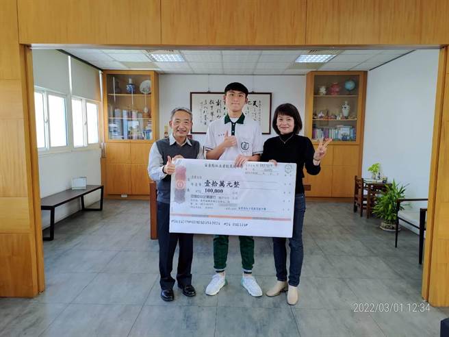 君毅高中學生廖崇閏（中）學測獲最高50級分，校長林慶旺頒發獎金10萬元。（君毅中學提供／謝明俊苗栗傳真）