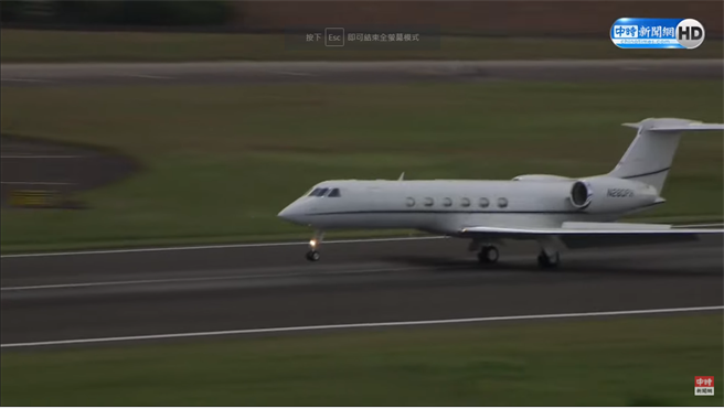美国访团来台飞机降落画面。(图/中时新闻网)