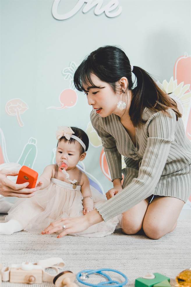简廷芮女儿小萝卜抓周抓到手机。（艺和创艺提供）