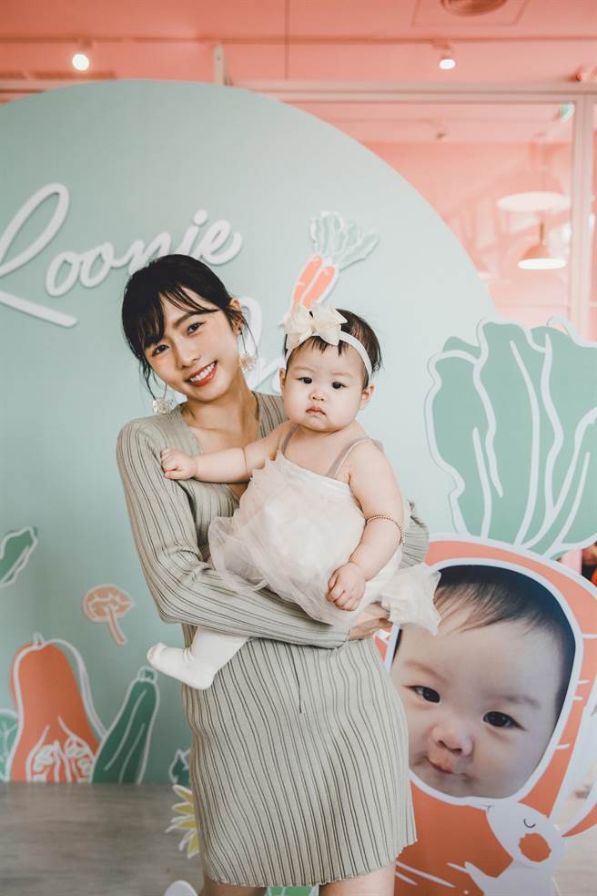简廷芮女儿小萝卜1岁了。（艺和创艺提供）