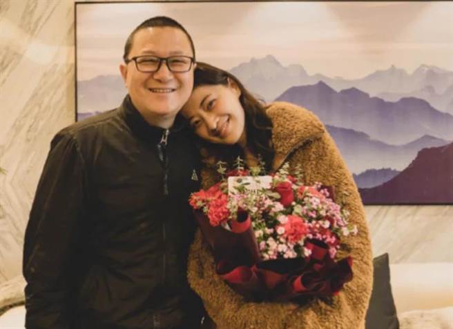 梅婷与老公恩爱放闪 (图片翻摄至微博)