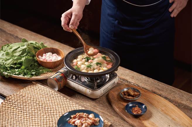 狂一锅客家咸汤圆锅。（乐多多集团提供） 