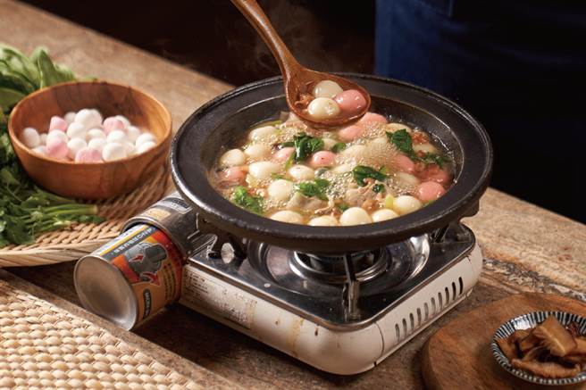 狂一锅客家咸汤圆锅。（乐多多集团提供） 