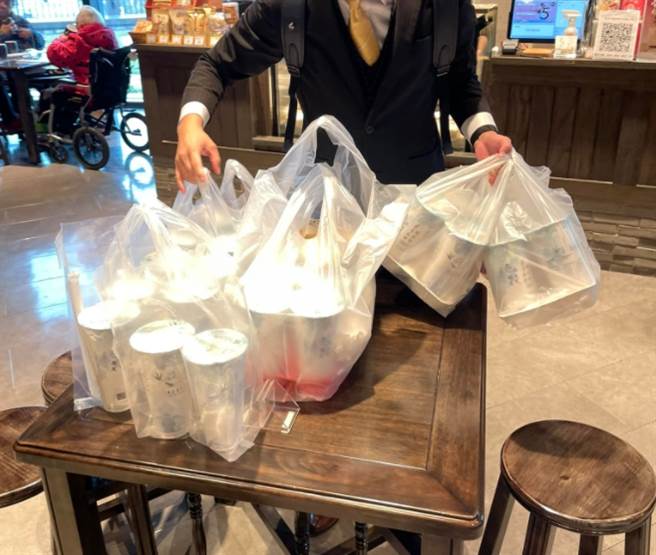 一名男子砸万元买了30杯「天价手摇饮」请同事喝。(图/截自竹北远百最新情报站脸书)