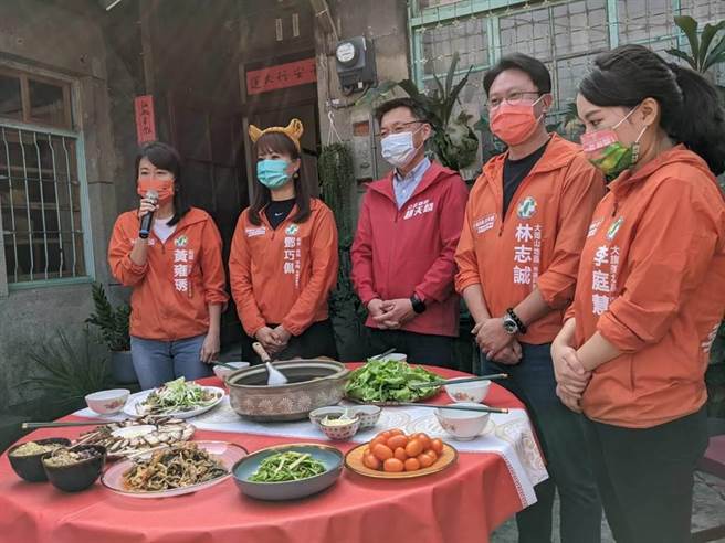 身兼民進黨高市黨部主委的立委趙天麟（中）指出，只要登記參選多餘選區提名且協調不成，都將以初選程序決定提名人選。（本報資料照片）