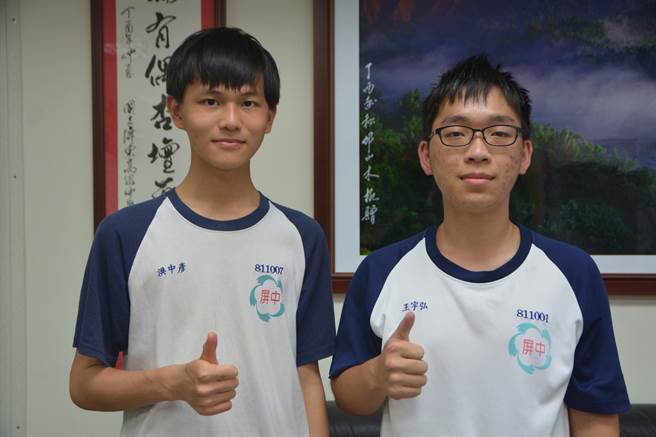 学测成绩出炉，屏东高中洪中彦（左）、王宇弘（右）不仅4科考59级分，数A还拿满级分。（谢佳潾摄）