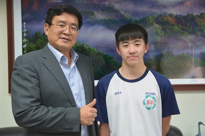 考55级分的赖顗丰（右）在考前已录取3所国外知名大学。（谢佳潾摄）