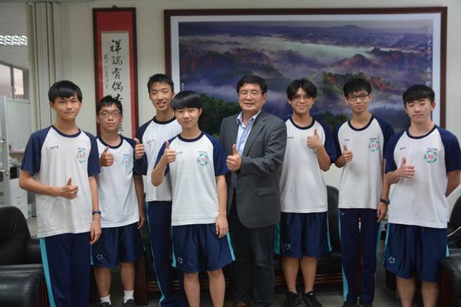 学测成绩出炉，屏中成绩优异。（谢佳潾摄）