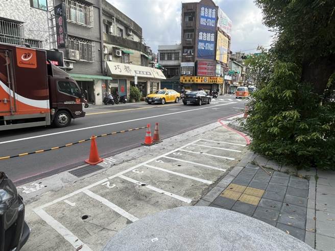 停车弯除了改画设公车专用格外，剩余空间设置停车格并採累进费率。（陈梦茹摄）