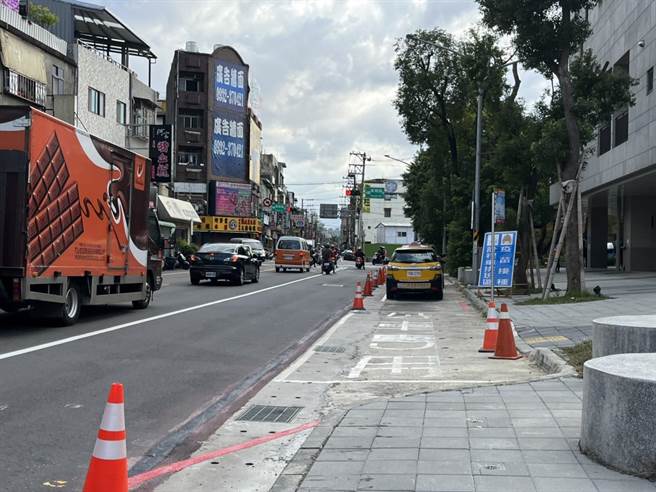 停车弯一部分改画设成公车专用格。（陈梦茹摄）