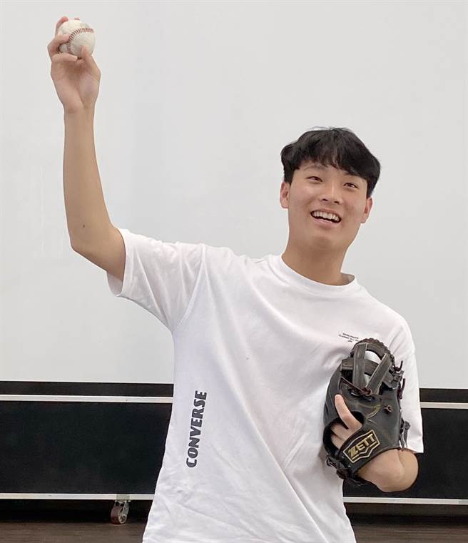 中一中棒球社投手翁子祁考前百天出赛黑豹旗，投出亮丽的130公里球速，在学测拿下亮眼的58级分，独家「错误笔记」建功。（陈淑芬摄）