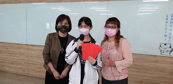 彰化女中李絜绫（中）放弃台中一中科学班入学资格，选择就近就读彰女，这次学测面对史上最难的数学A，仍旧处变不惊的考出15分的满级分，不过她不必靠学测成绩填志愿，因为先前她就早一步透过特殊选才录取台大数学系。（校方提供／谢琼云彰化传真）